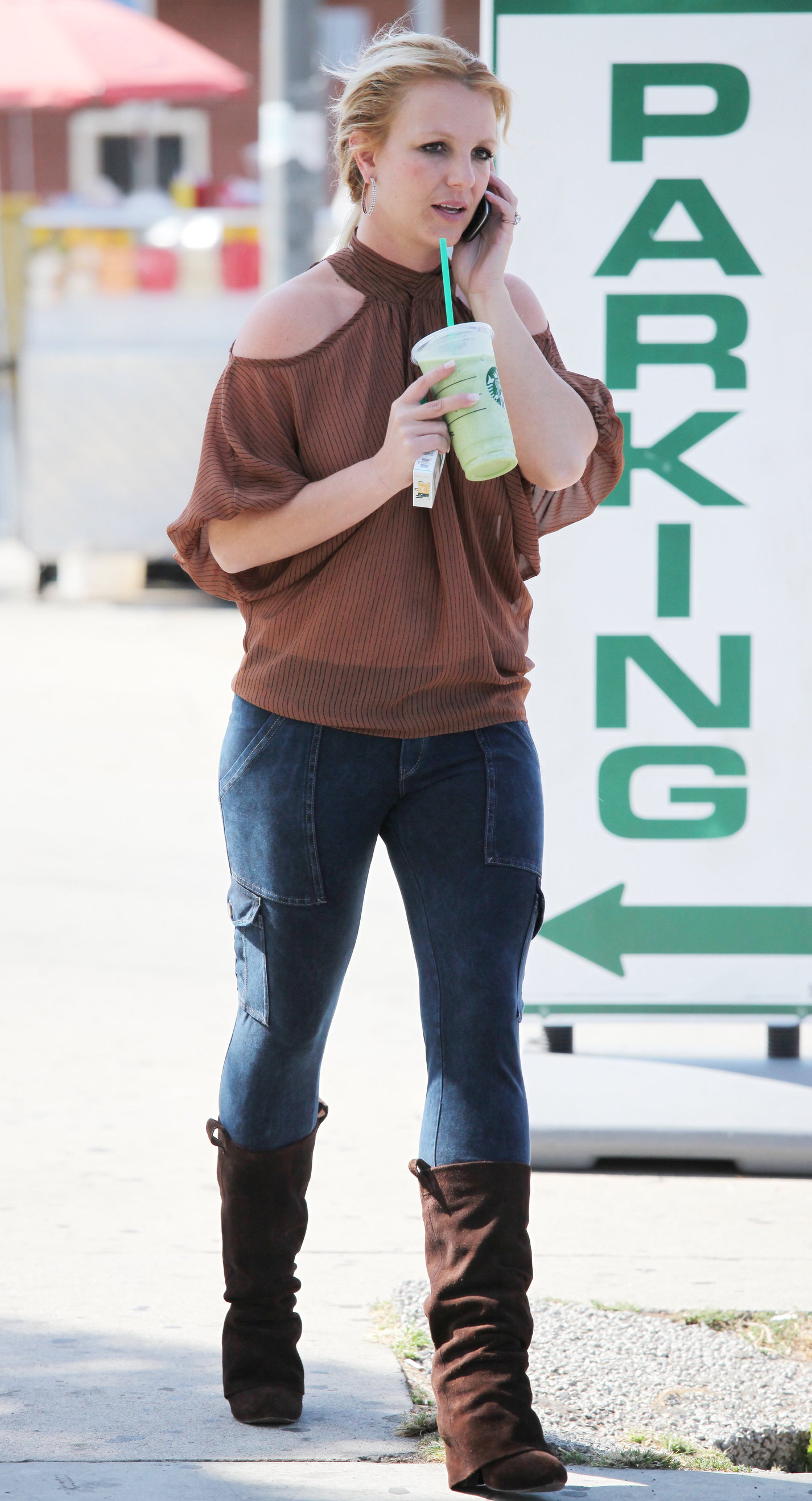 Britney Spears in jeans leaving Starbucks LA (10/04/12) 