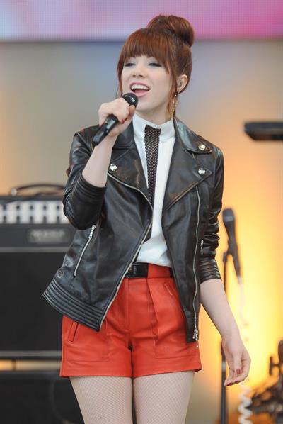 Carly Rae Jepsen - Performs Live as Part of Good Morning America's 2013 Summer Concert in New York City (14.06.2013) 