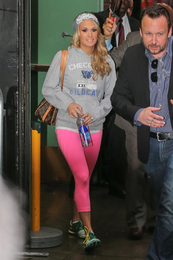 Carrie Underwood “Good Morning America” departure candids in New York, November 1, 2013 