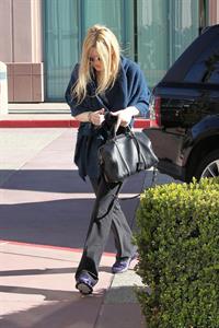Dakota Fanning rushes into a workout class in Los Angeles January 17, 2013 
