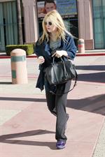 Dakota Fanning rushes into a workout class in Los Angeles January 17, 2013 