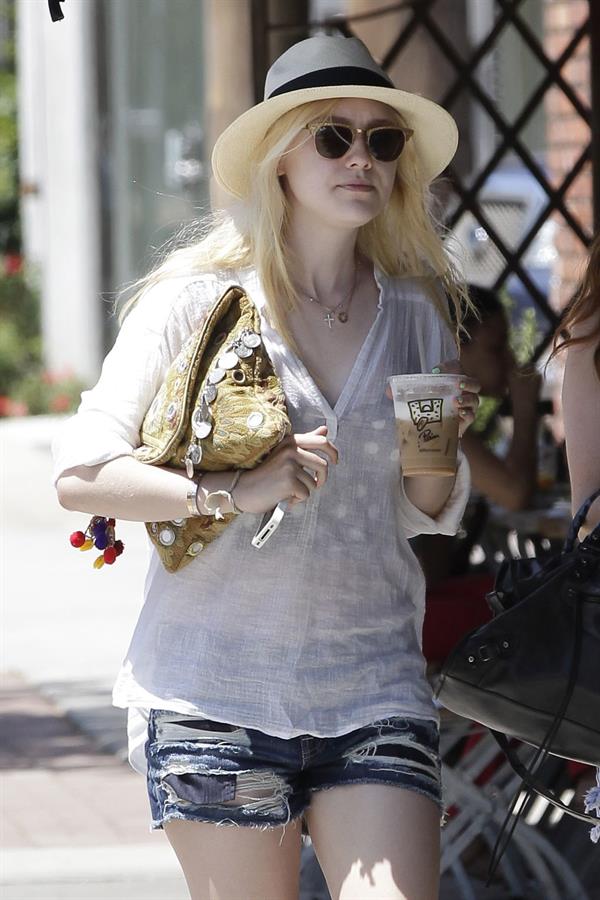 Dakota Fanning - Enjoyed a lunch date with her friend at a local eatery in Los Angeles - August 23, 2012