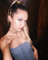 Delilah Belle Hamlin taking a selfie