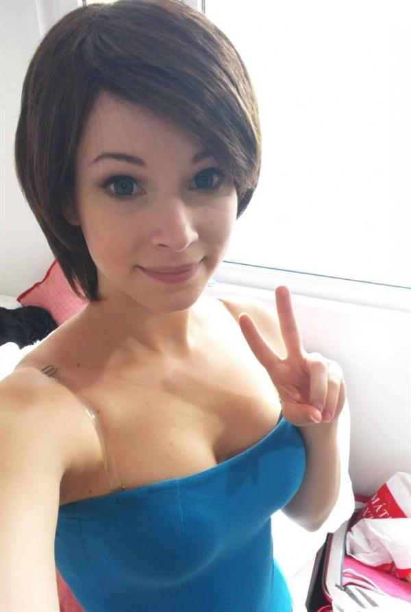 Enji Night taking a selfie