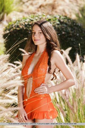 Rylee Marks takes off her orange dress for Met-Art
