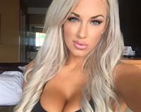 Laci Kay Somers taking a selfie