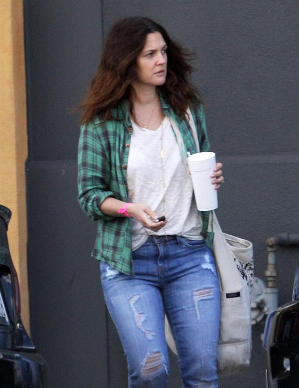 Drew Barrymore - Grabs a cup of somewhat in Santa Monica (21.02.2013) 