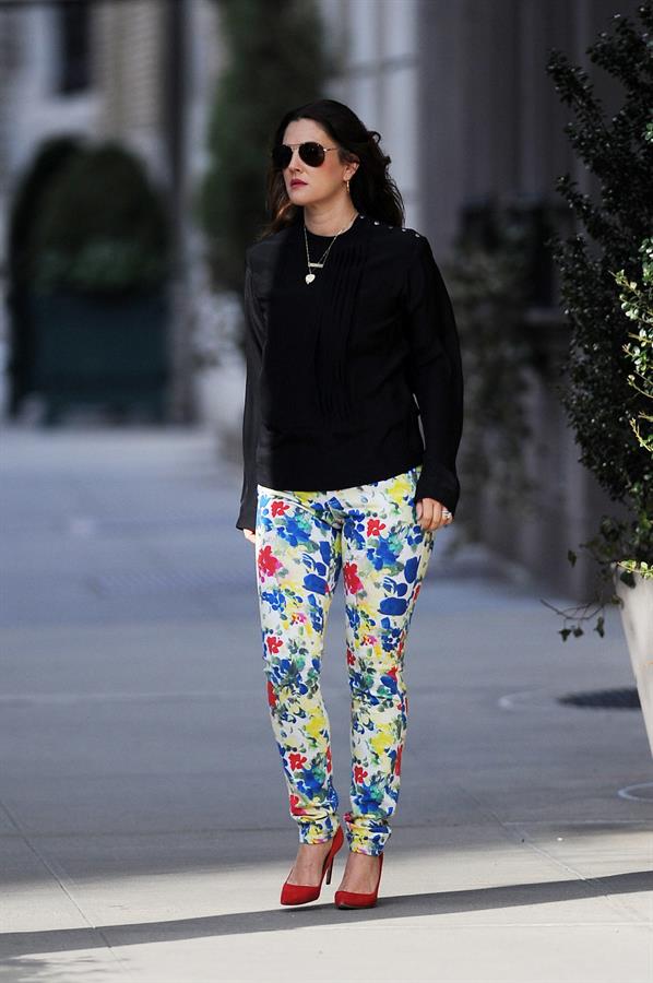 Drew Barrymore in cute leggings in New York City (21.03.2013) 