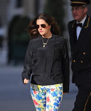 Drew Barrymore in cute leggings in New York City (21.03.2013) 