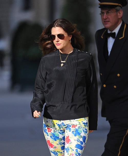 Drew Barrymore in cute leggings in New York City (21.03.2013) 