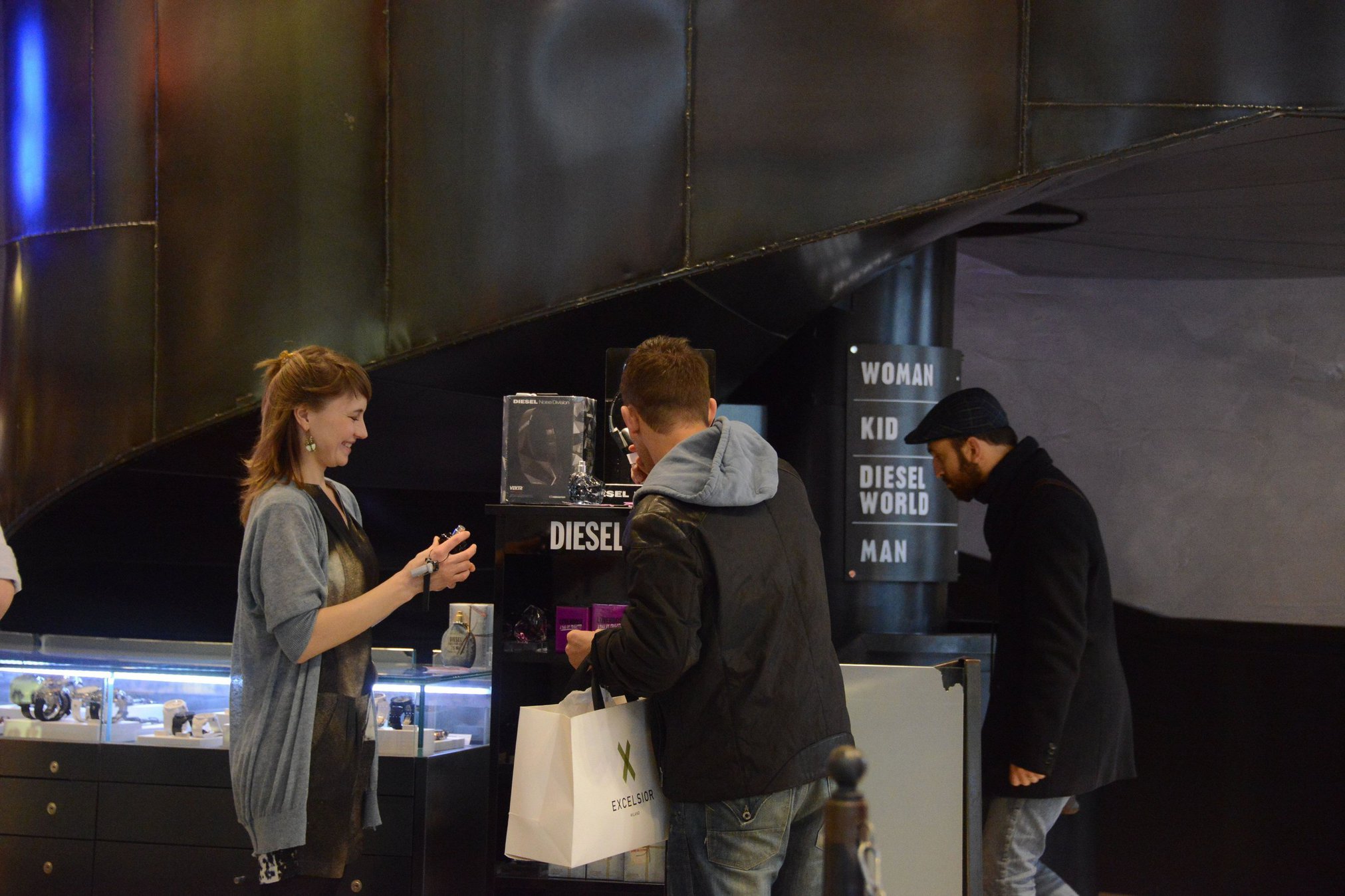 Elisabetta Canalis Pictures Elisabetta Canalis out and about in Milan (29.03.2013)