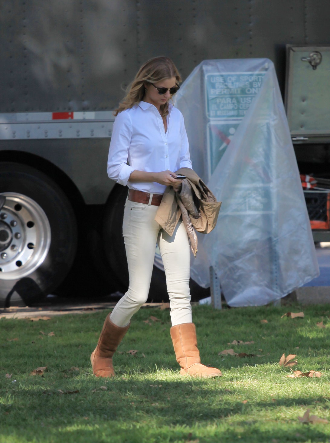 Emily VanCamp Set of Revenge in Los Angeles - October 31, 2012