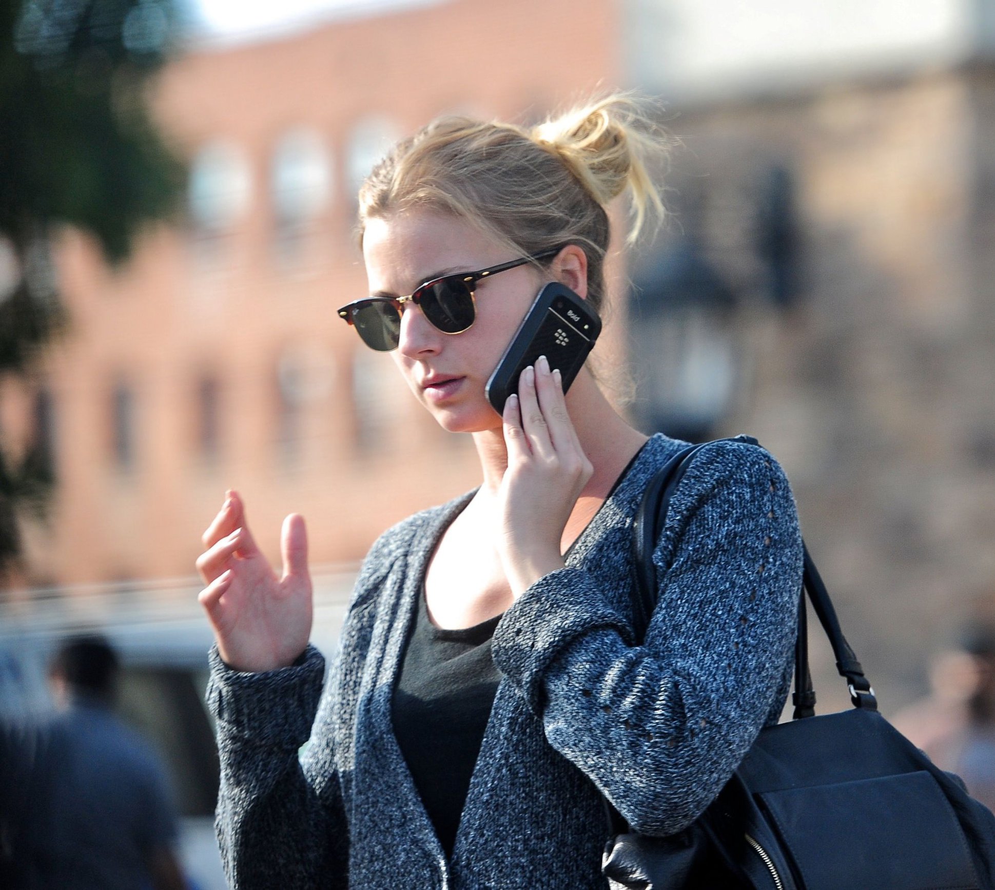 Emily VanCamp picks up some groceries at a Gelson's in LA October 6, 2012 