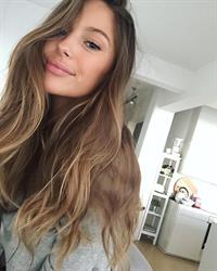 Mathilde Gøhler taking a selfie