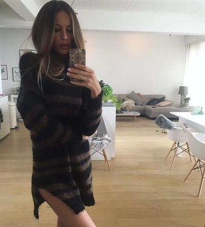 Mathilde Gøhler taking a selfie