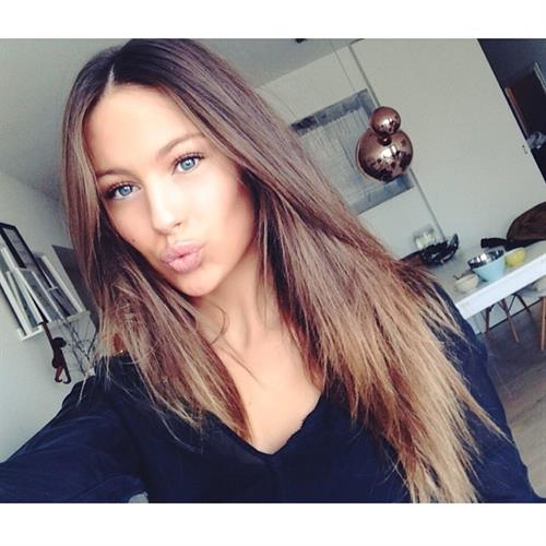 Mathilde Gøhler taking a selfie