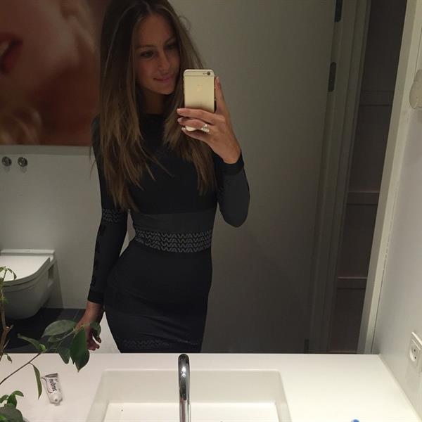 Mathilde Gøhler taking a selfie