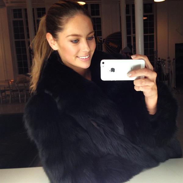 Mathilde Gøhler taking a selfie