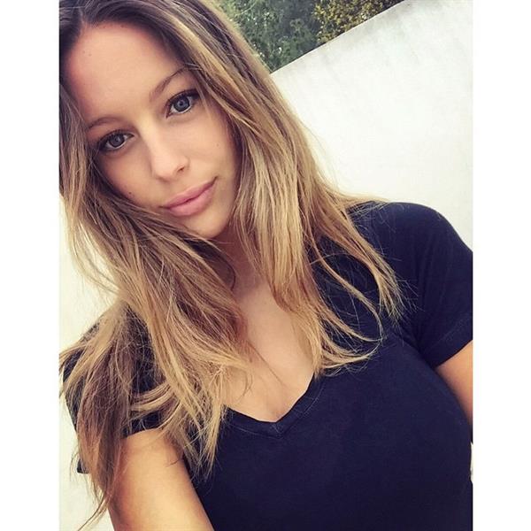 Mathilde Gøhler taking a selfie