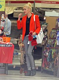 Gwen Stefani Spotted entering a store in Studio City (October 13, 2012) 