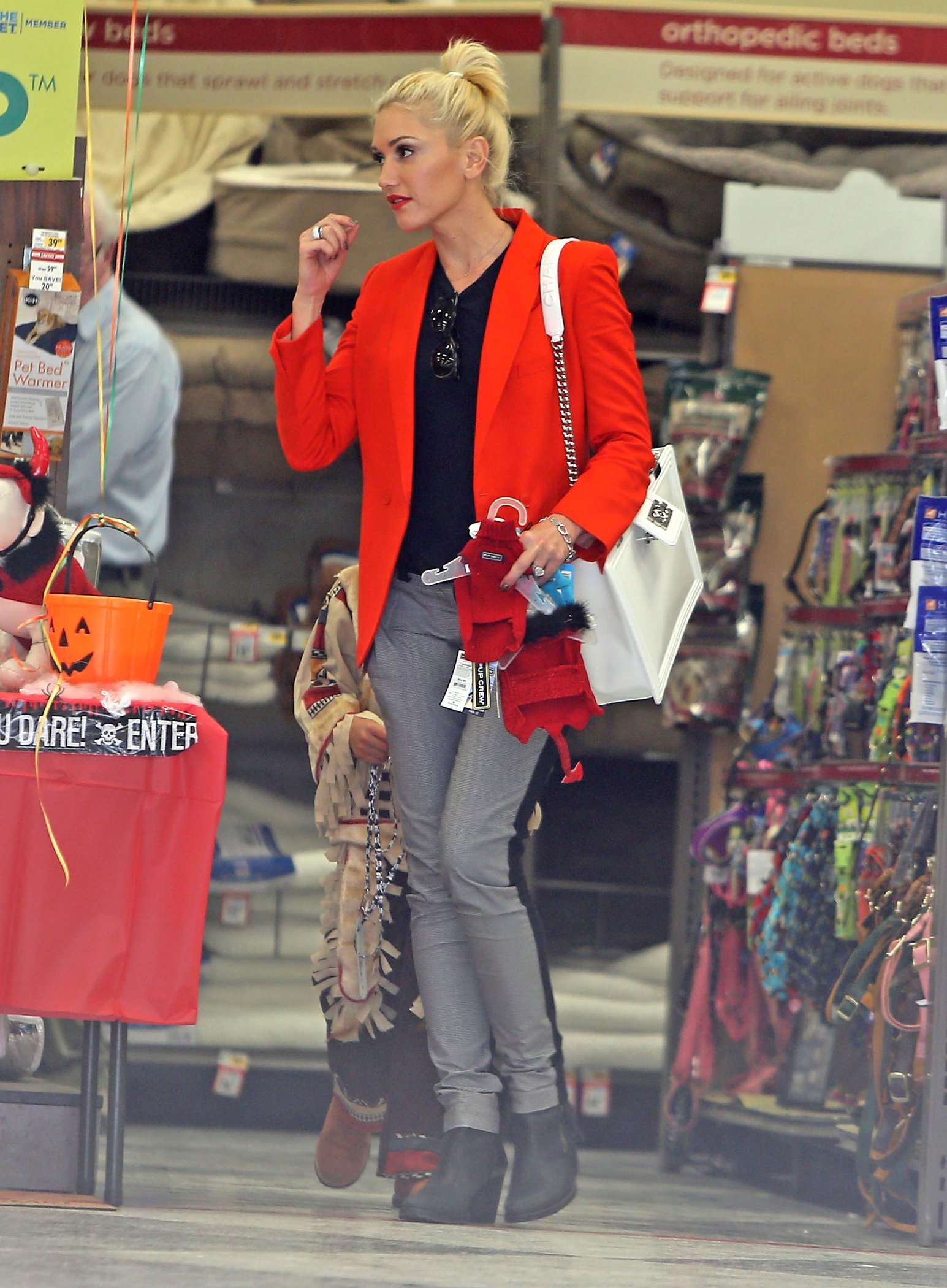 Gwen Stefani Spotted entering a store in Studio City (October 13, 2012) 