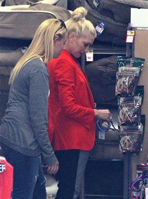 Gwen Stefani Spotted entering a store in Studio City (October 13, 2012) 