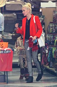 Gwen Stefani Spotted entering a store in Studio City (October 13, 2012) 