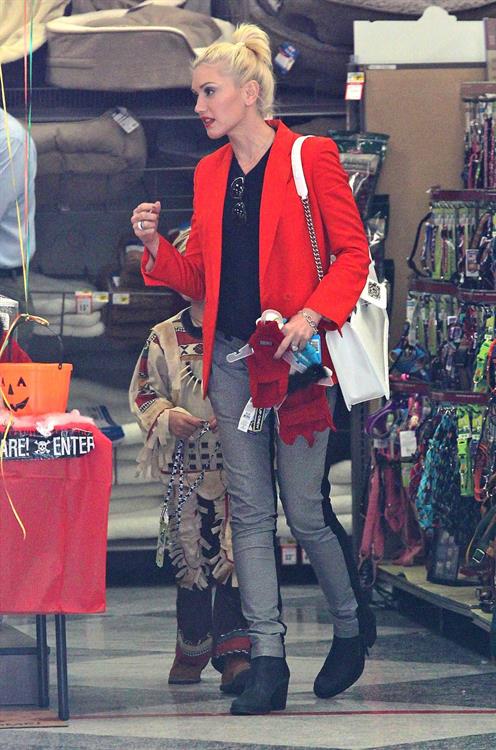 Gwen Stefani Spotted entering a store in Studio City (October 13, 2012) 