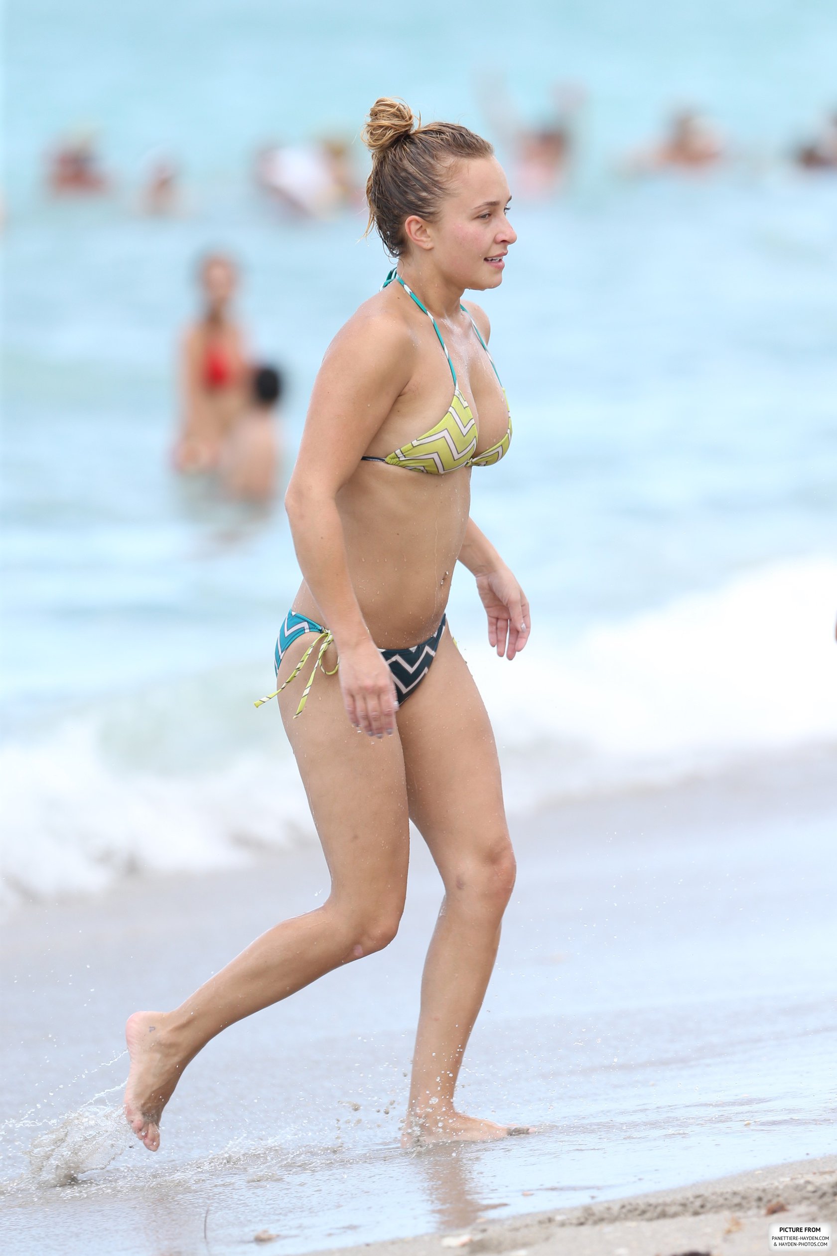Hayden Panettiere Bikini Pictures Hayden Panettiere - Bikini candids in Miami 9/1/13
