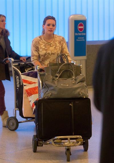 Hilary Duff arrives at Los Angeles International Airport (20.02.2013) 