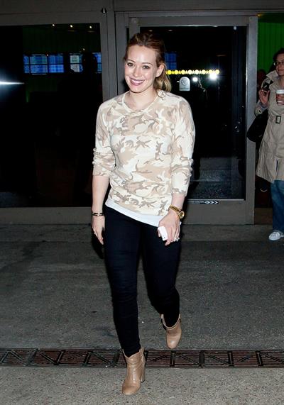 Hilary Duff arrives at Los Angeles International Airport (20.02.2013) 