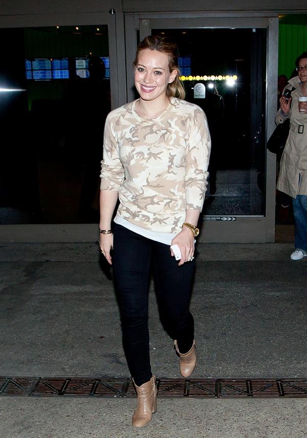 Hilary Duff arrives at Los Angeles International Airport (20.02.2013) 