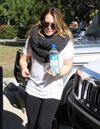 Hilary Duff Heads to pilates class in Studio City (November 20, 2012) 
