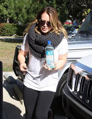 Hilary Duff Heads to pilates class in Studio City (November 20, 2012) 