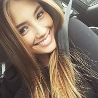 Lorena Rae taking a selfie