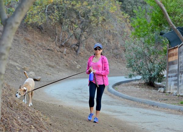 Jenna Dewan Takes her dog for a walk in Runyon Canyon, Los Angeles (November 16, 2012) 