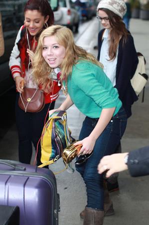 Jennette McCurdy  catching flight back to LA in Vancouver 11/3/12 