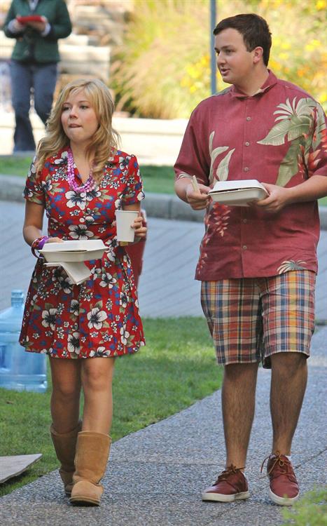 Jennette McCurdy lunch break on set of 'Swindle' in Vancouver 10/4/12 