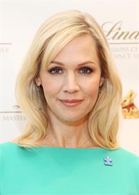 Jennie Garth 2013 Lindt Gold Bunny Celebrity Auction (March 5, 2013) 