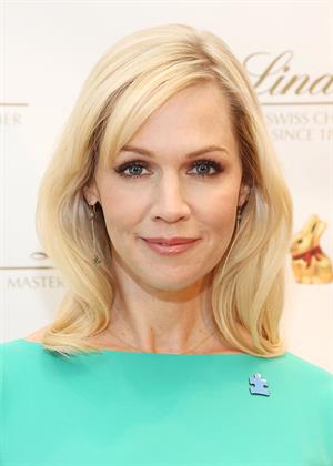 Jennie Garth 2013 Lindt Gold Bunny Celebrity Auction (March 5, 2013) 