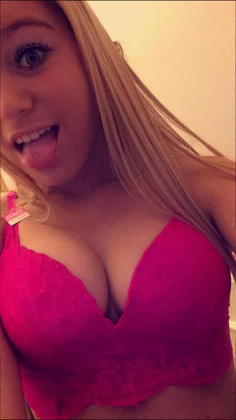 Leah in lingerie taking a selfie