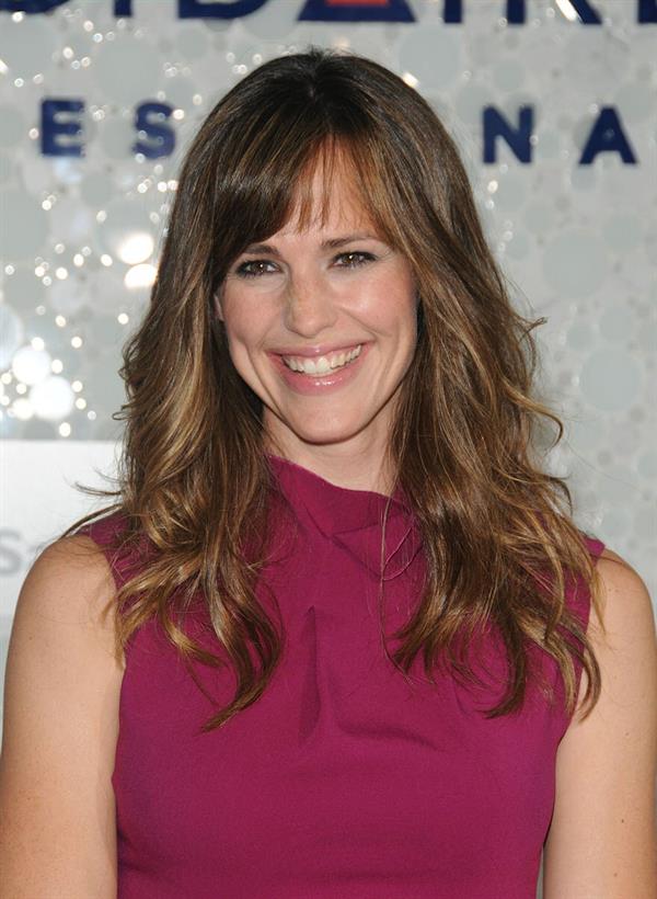 Jennifer Garner helping to raise money for the Save the Children Foundation in New York City 