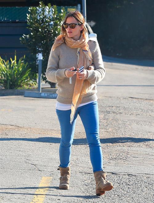 Jennifer Garner - Leaving Starbucks in LA 2/15/13  