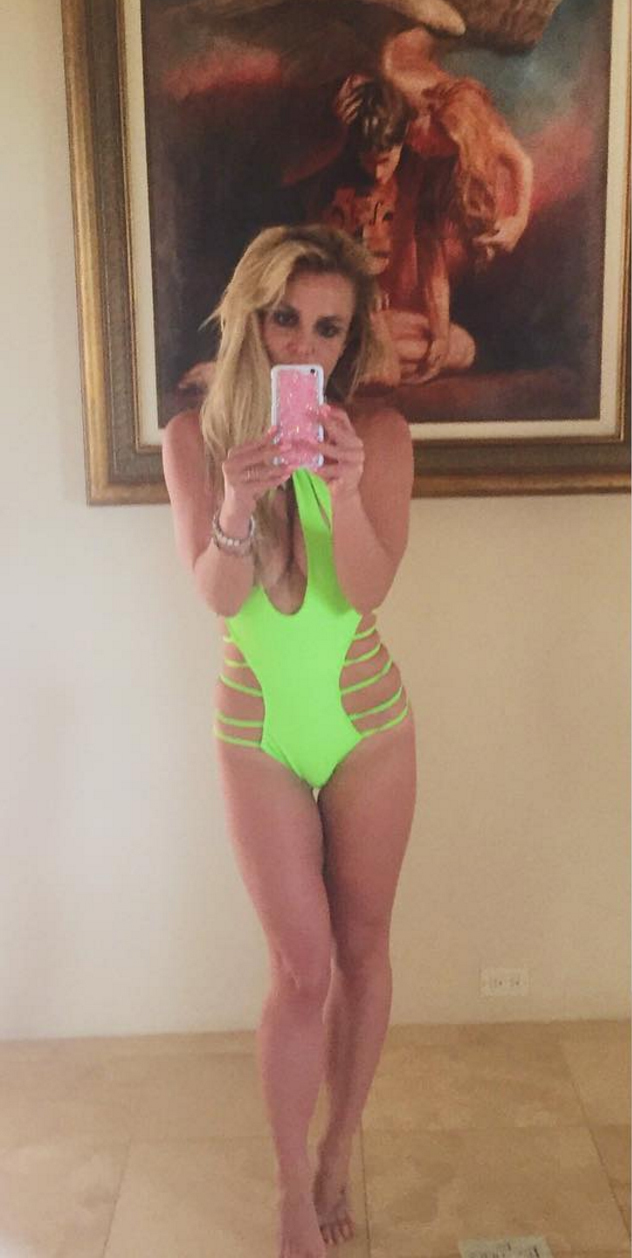Britney Spears Bikini Selfie Pictures. 