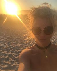 Britney Spears taking a selfie