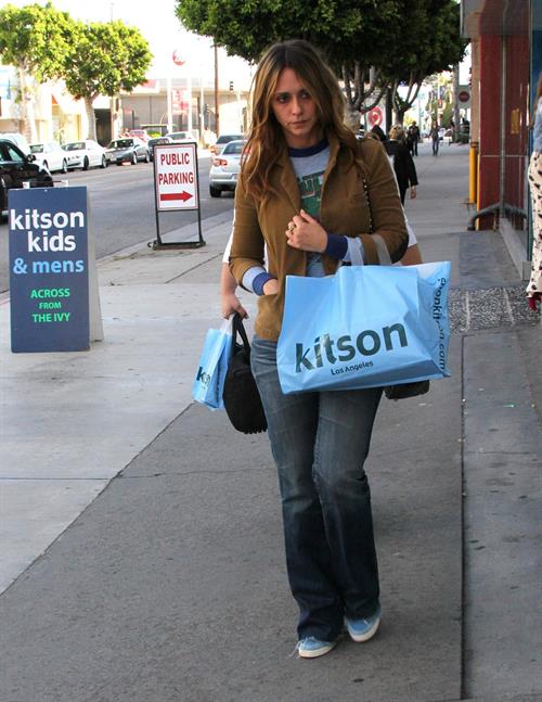 Jennifer Love Hewitt Shopping at Kitson in Beverly Hills April 6, 2013 
