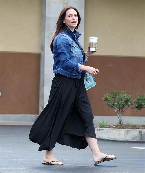 Jennifer Love Hewitt out at Starbucks in Los Angeles August 9, 2013 