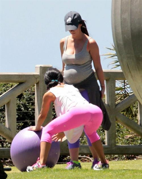 Jennifer Love Hewitt Jennifer Love Hewitt doing a yoga session in Santa Monica August 8, 2013  