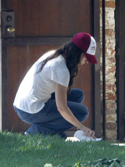 Jennifer Love Hewitt Pictures Jennifer Love Hewitt - brings in her trash can and checks her mail outside her house June 28, 2012