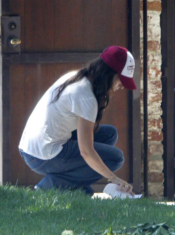 Jennifer Love Hewitt - brings in her trash can and checks her mail outside her house June 28, 2012